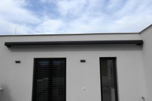 Kazetová markýza Aresbox a Arkobox RAL 7016 antracitová, realizace Bohemiaflex CS
