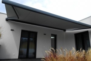 Kazetová markýza Aresbox a Arkobox RAL 7016 antracitová, realizace Bohemiaflex CS