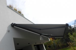 Kazetová markýza Aresbox a Arkobox RAL 7016 antracitová, realizace Bohemiaflex CS