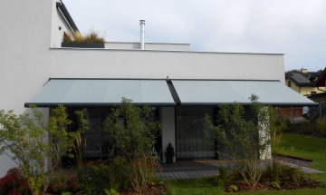 Kazetová markýza Aresbox a Arkobox RAL 7016 antracitová, realizace Bohemiaflex CS