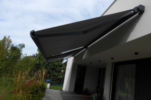 Kazetová markýza Aresbox a Arkobox RAL 7016 antracitová, realizace Bohemiaflex CS