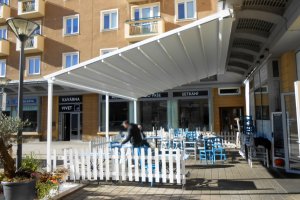 Pergola Linie + Screen Zipy, restaurace Ellas Ostrava, realizace Bohemiaflex CS