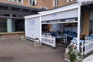 Pergola Linie + Screen Zipy, restaurace Ellas Ostrava, realizace Bohemiaflex CS