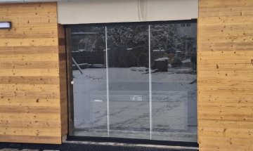 Skleněné posuvné stěny, RAL 9005, 2 390 x 2 104 mm, realizace Bohemiaflex CS