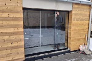 Skleněné posuvné stěny, RAL 9005, 2 390 x 2 104 mm, realizace Bohemiaflex CS