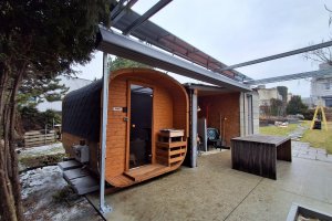 Pergola Latin 80 a svislé markýzy Sandra EXT, RAL 9006, pomocná konstrukce, realizace Bohemiaflex CS