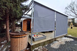 Pergola Latin 80 a svislé markýzy Sandra EXT, RAL 9006, pomocná konstrukce, realizace Bohemiaflex CS