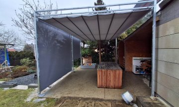 Pergola Latin 80 a svislé markýzy Sandra EXT, RAL 9006, pomocná konstrukce, realizace Bohemiaflex CS
