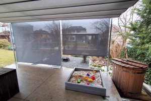 Pergola Latin 80 a svislé markýzy Sandra EXT, RAL 9006, pomocná konstrukce, realizace Bohemiaflex CS