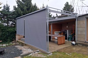 Pergola Latin 80 a svislé markýzy Sandra EXT, RAL 9006, pomocná konstrukce, realizace Bohemiaflex CS