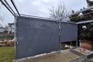 Pergola Latin 80 a svislé markýzy Sandra EXT, RAL 9006, pomocná konstrukce, realizace Bohemiaflex CS