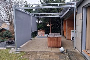 Pergola Latin 80 a svislé markýzy Sandra EXT, RAL 9006, pomocná konstrukce, realizace Bohemiaflex CS