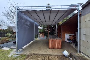 Pergola Latin 80 a svislé markýzy Sandra EXT, RAL 9006, pomocná konstrukce, realizace Bohemiaflex CS