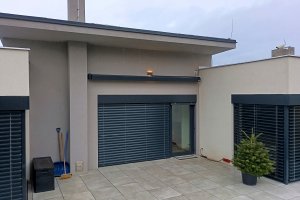 Kazetová markýza Alandbox, RAL 7016 antracitová, 4000 x 3500 mm, realizace Bohemiaflex CS