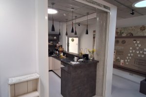 Svislá markýza Screen Zip 95, RAL 9010 bílá, muzeum Müllerův dům, Opava, realizace Bohemiaflex CS