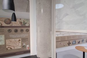 Svislá markýza Screen Zip 95, RAL 9010 bílá, muzeum Müllerův dům, Opava, realizace Bohemiaflex CS