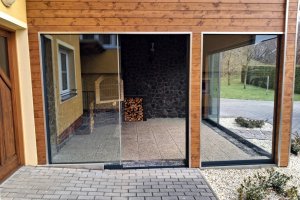 Skleněné posuvné stěny, RAL 7016, 2 190 x 2 160 mm, 1 260 x 2 160 mm, 3 820 x 2 160 mm, realizace Bohemiaflex CS