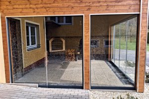 Skleněné posuvné stěny, RAL 7016, 2 190 x 2 160 mm, 1 260 x 2 160 mm, 3 820 x 2 160 mm, realizace Bohemiaflex CS