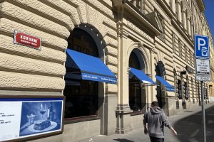 Výklopné markýzy RIMINI PLUS, Restaurace Bruxx, Praha, realizace Bohemiaflex CS