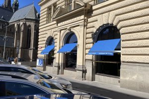 Výklopné markýzy RIMINI PLUS, Restaurace Bruxx, Praha, realizace Bohemiaflex CS