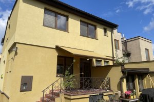 Kazetová markýza Aresbox RAL 8014 hnědá, rozměr 3 500 x 2 500 mm, realizace Bohemiaflex CS