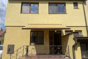 Kazetová markýza Aresbox RAL 8014 hnědá, rozměr 3 500 x 2 500 mm, realizace Bohemiaflex CS