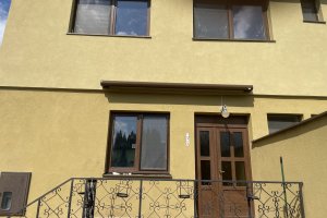 Kazetová markýza Aresbox RAL 8014 hnědá, rozměr 3 500 x 2 500 mm, realizace Bohemiaflex CS