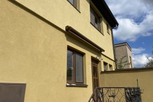 Kazetová markýza Aresbox RAL 8014 hnědá, rozměr 3 500 x 2 500 mm, realizace Bohemiaflex CS