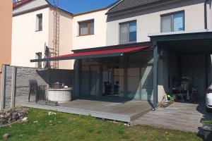 Kazetová markýza Alandbox RAL 7016 antracit, rozměr 5 500 x 3 500 mm, realizace Bohemiaflex CS