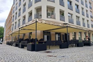 Pergola Latin 80 podvěs s konstrukci, restaurace PLZEŇKA U RADNICE, Ostrava, realizace Bohemiaflex CS