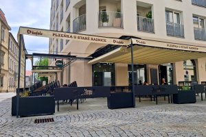 Pergola Latin 80 podvěs s konstrukci, restaurace PLZEŇKA U RADNICE, Ostrava, realizace Bohemiaflex CS