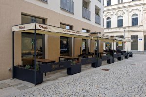 Pergola Latin 80 podvěs s konstrukci, restaurace PLZEŇKA U RADNICE, Ostrava, realizace Bohemiaflex CS