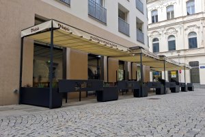 Pergola Latin 80 podvěs s konstrukci, restaurace PLZEŇKA U RADNICE, Ostrava, realizace Bohemiaflex CS