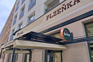 Pergola Latin 80 podvěs s konstrukci, restaurace PLZEŇKA U RADNICE, Ostrava, realizace Bohemiaflex CS
