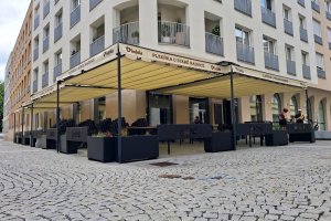 Pergola Latin 80 podvěs s konstrukci, restaurace PLZEŇKA U RADNICE, Ostrava, realizace Bohemiaflex CS