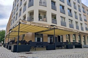 Pergola Latin 80 podvěs s konstrukci, restaurace PLZEŇKA U RADNICE, Ostrava, realizace Bohemiaflex CS
