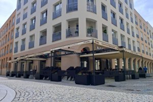 Pergola Latin 80 podvěs s konstrukci, restaurace PLZEŇKA U RADNICE, Ostrava, realizace Bohemiaflex CS