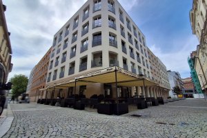 Pergola Latin 80 podvěs s konstrukci, restaurace PLZEŇKA U RADNICE, Ostrava, realizace Bohemiaflex CS