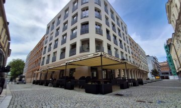 Pergola Latin 80 podvěs s konstrukci, restaurace PLZEŇKA U RADNICE, Ostrava, realizace Bohemiaflex CS
