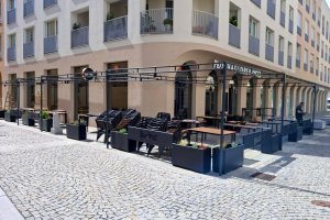 Pergola Latin 80 podvěs s konstrukci, restaurace PLZEŇKA U RADNICE, Ostrava, realizace Bohemiaflex CS