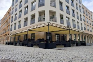 Pergola Latin 80 podvěs s konstrukci, restaurace PLZEŇKA U RADNICE, Ostrava, realizace Bohemiaflex CS