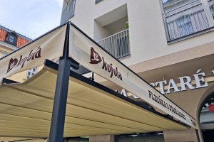 Pergola Latin 80 podvěs s konstrukci, restaurace PLZEŇKA U RADNICE, Ostrava, realizace Bohemiaflex CS