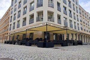 Pergola Latin 80 podvěs s konstrukci, restaurace PLZEŇKA U RADNICE, Ostrava, realizace Bohemiaflex CS
