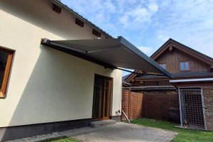 Kazetová markýza Alandbox s led páskem, RAL 7016 antracit, rozměr 4 000 x 3 000 mm, realizace Bohemiaflex CS