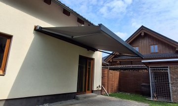 Kazetová markýza Alandbox s led páskem, RAL 7016 antracit, rozměr 4 000 x 3 000 mm, realizace Bohemiaflex CS