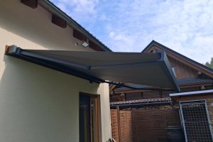 Kazetová markýza Alandbox s led páskem, RAL 7016 antracit, rozměr 4 000 x 3 000 mm, realizace Bohemiaflex CS