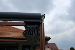 Pergola Latin 80 a svislá markýza Sandra EXT, RAL 8011 hnědá, Latin 80 a Sandra EXT rozměry 2 850 x 3 280 mm, 3 200 x 2 400 mm, realizace Bohemiaflex CS
