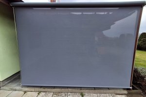 Pergola Latin 80 a svislá markýza Sandra EXT, RAL 8011 hnědá, Latin 80 a Sandra EXT rozměry 2 850 x 3 280 mm, 3 200 x 2 400 mm, realizace Bohemiaflex CS