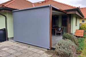 Pergola Latin 80 a svislá markýza Sandra EXT, RAL 8011 hnědá, Latin 80 a Sandra EXT rozměry 2 850 x 3 280 mm, 3 200 x 2 400 mm, realizace Bohemiaflex CS