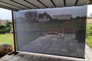 Pergola Latin 80 a svislá markýza Sandra EXT, RAL 8011 hnědá, Latin 80 a Sandra EXT rozměry 2 850 x 3 280 mm, 3 200 x 2 400 mm, realizace Bohemiaflex CS